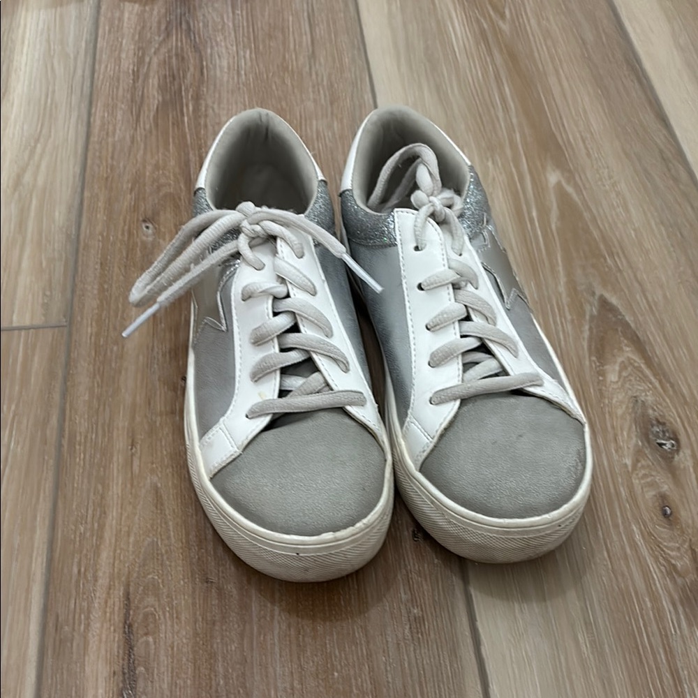 MIA Kids Sneakers in Gray and White